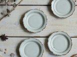 輪花豆皿　花弁６片　やさしい雰囲気の白マット系 陶器の画像