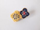 手紡ぎ糸の刺繍ブローチ「黄色と青のお花」の画像