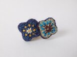 手紡ぎ糸の刺繍ブローチ「藍色と薄緑のお花」の画像