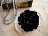 ふんわりシルエットのダリアコサージュ ■ シンプルダリア ■ ブラック