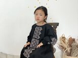 【ブラック】ソロチカ刺繍のリネンギャザーワンピースの画像