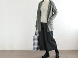 【数量限定セット01】 羊毛100%手編みフード付き羽織カーディガン（グレー）とデニムのワイドパンツの画像