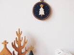 ［在庫1点あり・即発送可］もみの木ブローチと星ブローチの刺繍クリスマスオーナメント（trois）の画像