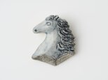 horse銀彩磁土ブローチの画像