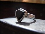 盾のオニキスのリング　SV古美仕上げの画像