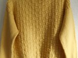 マスタードイエローの模様編みセーターの画像