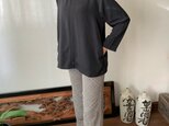 シンプルに首元綺麗なちりめんブラウス　インナーづかいも楽しいの画像