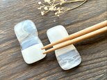 「層雲」白色とマーブルのシンプルなガラスの箸置き　（2個セット）