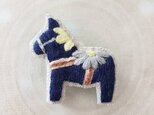 ダーラナホースの刺繍ブローチ(紺)【受注製作】の画像