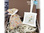 手刺繍の入ったサシェのセット～カモミール～