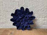 革花のブローチピン 2Lサイズ 紺-2の画像