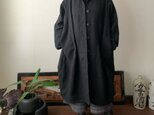 フード風襟の手織り綿バルーンコート　秋冬に嵐山のお店で一番人気で裾切り替えもキュートなコート　黒無地の画像