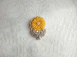 ＃24  刺繍ブローチ　春のおとずれ 黄色いお花の画像