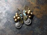 アフガンメタルとガーデンルチルクォーツ、たわわな鈴と銀化ローマングラスのピアス（ダークグリーン＆ゴールド）