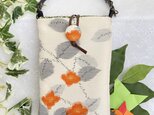 着物リメイク・紬のスマホポーチ・白地にオレンジの花　ハンドメイドの画像