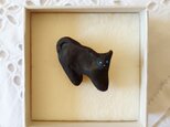 立っている黒猫の陶土ブローチの画像