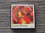 ギニア「ミュシャ」美術切手ブローチ7273の画像