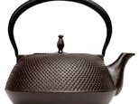 南部鉄器 鉄瓶 平形アラレ（茶）1.6L  黒焼付仕上 ガス・100V/200V IH対応の画像