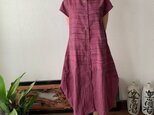 裾切り替えバルーンと裾フリルが前と後ろで表情を変える前開き手織り綿ワンピース　赤紫絣の画像