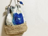 ボタニカル柄とラフィア糸編みのバケツ型かばんの画像