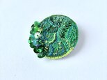 "Green more "グリーンに魅せられた刺繍丸型ブローチ