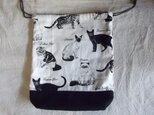 モノトーンの猫柄の巾着バッグ（送料無料）の画像