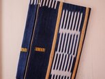バウレ族 手織り藍染布 クラッチバッグ/ノートパソコンケース（ストラップパープル）の画像