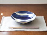 呉須 青い刷毛目模様の浅鉢の画像