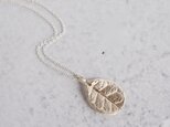 専用（topのみ）Feijoa leaf necklace (small) [P076K10]の画像