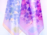 華やかな紫陽花の大判ハンカチ（紫）の画像