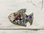 手刺繍オリジナルブローチ＊花魚（銀色）の画像