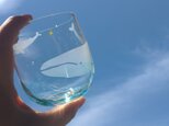 夏の夕暮れ一番星　クジラの親子　　グラス　ビアグラスの画像