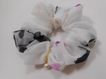 Sold☆ジョーゼットとパールのくしゅくしゅシュシュ（ホワイト&黒&ピンク）花の画像