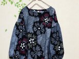 ☆ 藍に紅赤と菜の花色の大き目花柄　有松絞り　ふんわりパフ袖ブラウス♪