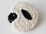 モコモコ黒ひつじ　刺繍ブローチ　【受注製作】