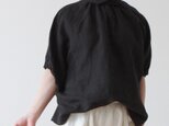 ブラックリネンが大人かわいいバックくるみ釦ボリューム袖フレンチリネンブラウス5分袖/ブラックの画像