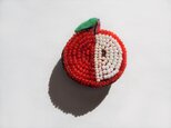 ビーズ刺繍小さなりんごのブローチ（赤）の画像