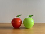 赤い実２（左）　一輪挿し　花入れ　りんごの画像