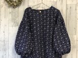 ☆ 藍色　唐草模様抽象柄　有松絞り　ふんわりパフ袖ブラウス♪