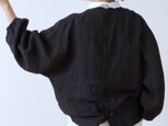 クレリック衿が上品で大人かわいいバックくるみ釦ボリューム袖フレンチリネンブラウス9分袖/ブラッククレリックの画像