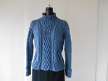 ブルーのショート丈模様編みセーターの画像