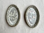 粉引きの楕円豆皿 (ミモザとサンキライ柄)2枚セットの画像