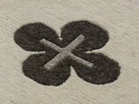 【絶対色あせないラグ！】手織り羊毛１００％　4059-18　オフホワイトバック・茶花・グレークロスの画像