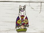手刺繍オリジナルブローチ＊花茸に猫の画像