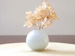 白い結晶釉の球体一輪挿しの画像