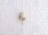 まあるい　お花のブローチ　petit・whiteの画像