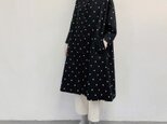 n-enウール混紡・冬のドルマン袖コート・ドット刺繍黒×白ドットの画像