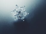 雪、ついてるよ　雪の結晶　ピンブローチ　NO.01の画像