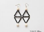 Black&pearl W triangle pierceの画像