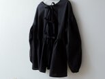 バックのリボンタイが大人かわいいティアード2WAYブラウス/ブラック